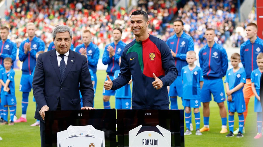 Ronaldo nhận giấy chứng nhận kỷ lục thế giới Guinness. ẢNH: AP