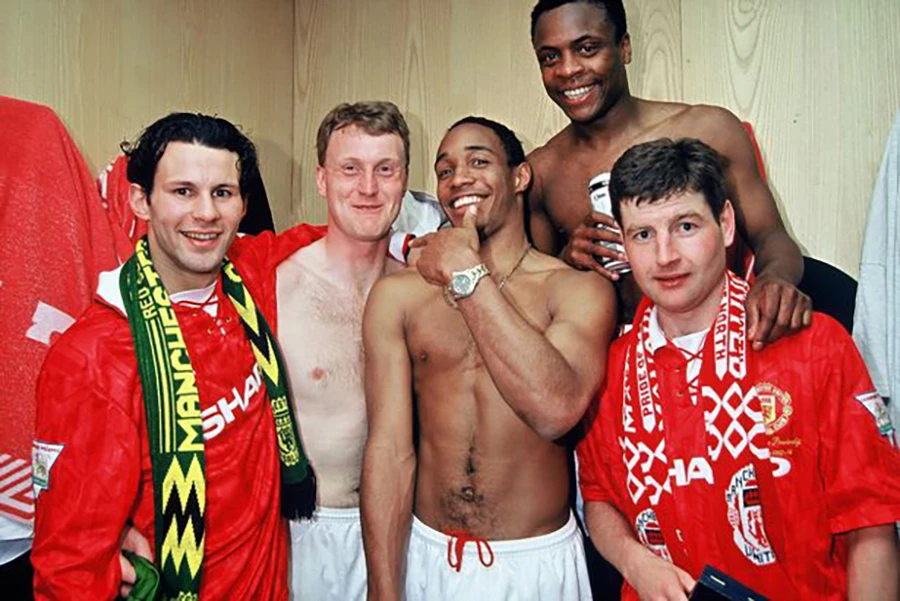 Parker (đứng cao nhất bên phải) cùng với đồng đội ở MU gồm Ryan Giggs, Gary Walsh, Paul Ince và Denis Irwin. ẢNH: GETTY