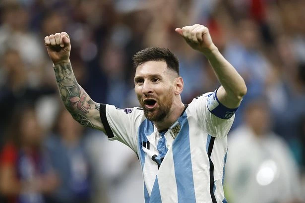 Với những đóng góp to lớn cho bóng đá Argentina, Messi làm gì cũng được fan đội nhà ủng hộ. ẢNH: GETTY