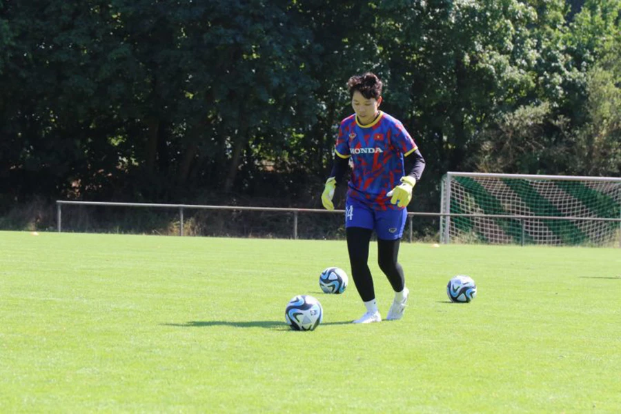 Thủ môn Kim Thanh trong buổi tập của tuyển nữ Việt Nam trên đất Đức. ẢNH: VFF