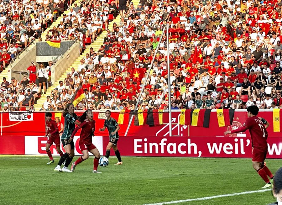 Thanh Nhã đối đầu với những tuyển thủ cao to của Đức. ẢNH: VFF