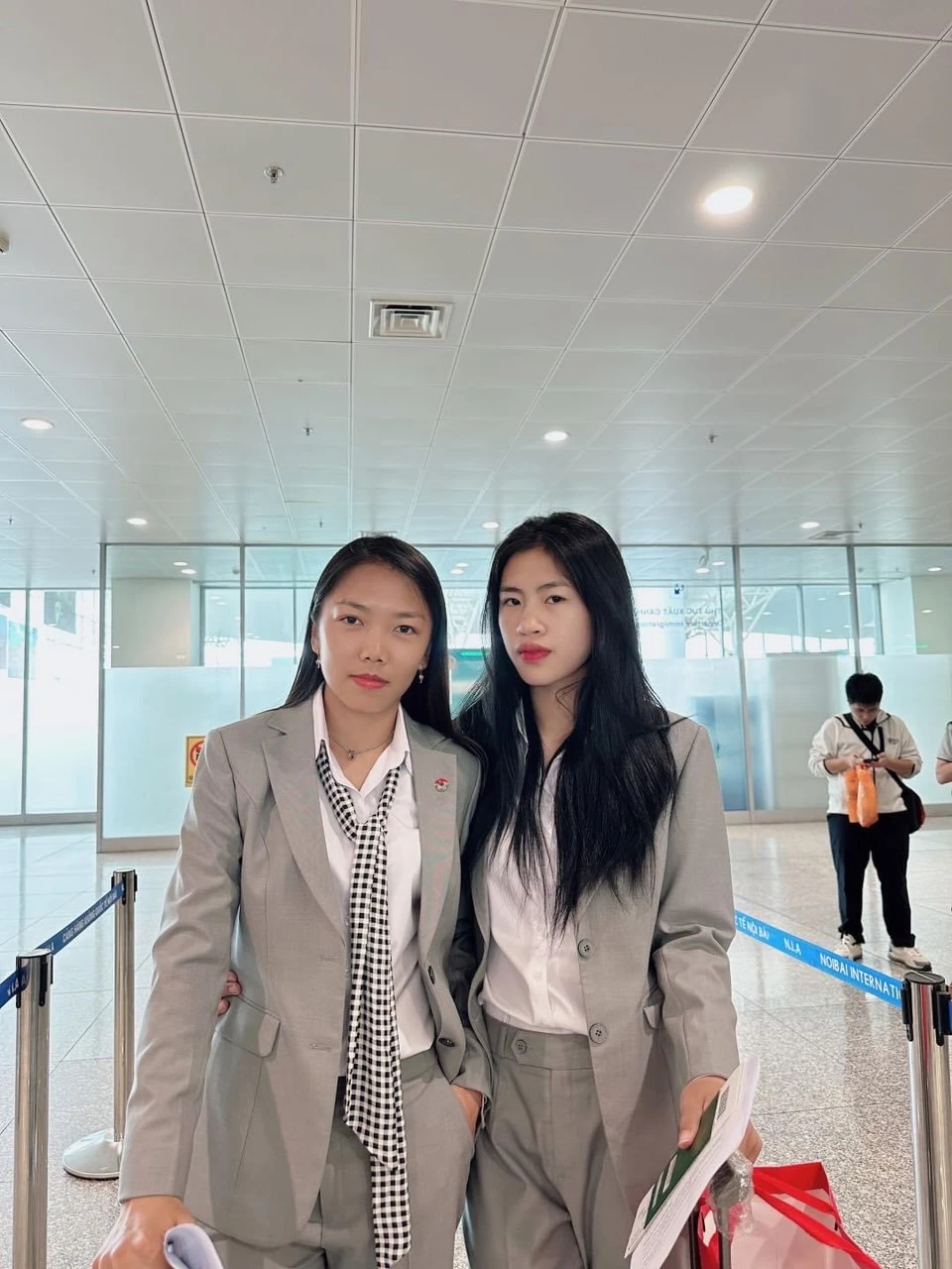 Đội trưởng Huỳnh Như và Thanh Nhã tại sân bay Nội Bài.