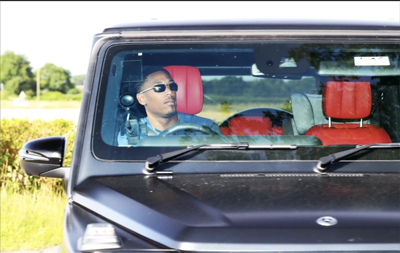 Sancho và Martial lái xe đến trung tâm huấn luyện Carrington của MU. ẢNH: EAMONN AND JAMES CLARKE