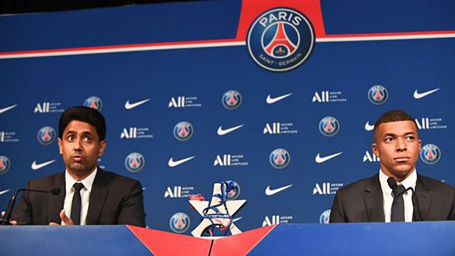 Chủ tịch PSG Al-Khelaifi và Kylian Mbappe bây giờ như ở "hai đầu chiến tuyến". ẢNH: GETTY
