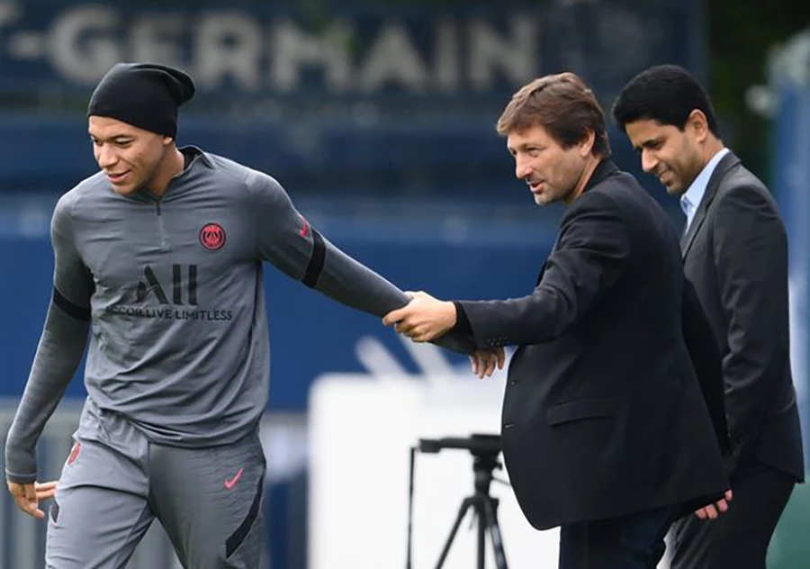 Leonardo (phải) tin rằng Mbappe phải rời khỏi PSG vì lợi ích của đội bóng. ẢNH: GETTY