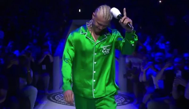 Kiểu tóc mới cùng bộ đồ xanh "nhức mắt" của Haaland trong lễ ra mắt trò chơi bóng đá của EA Sports mà anh là nhân vật chính và được lên bìa. ẢNH: GETTY