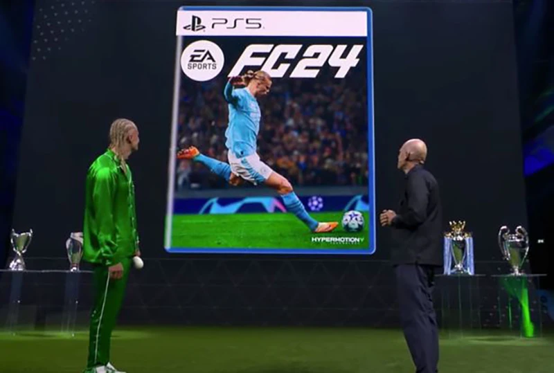 Haaland nhìn ảnh bìa của mình trên tựa games bóng đá FC24 của EA Sports