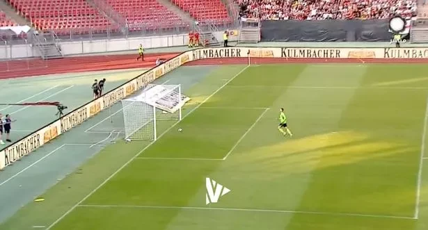 Cận cảnh tình huống phản lưới nhà của Jorginho. ẢNH: TWITTER