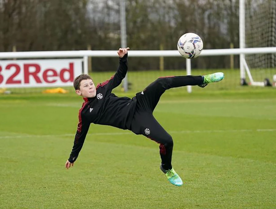 "Cú sút cắt kéo" của Kai Rooney gợi nhớ về bàn thắng đẹp nhất lịch sử Premier League mà Wayne Rooney ghi vào lưới Manchester City. ẢNH: @KAIROONEY.10