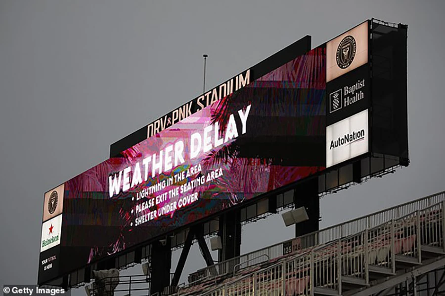 Màn ra mắt của Messi bị ảnh hưởng lớn bởi cơn mưa xối xả kèm sấm sét. ẢNH: GETTY