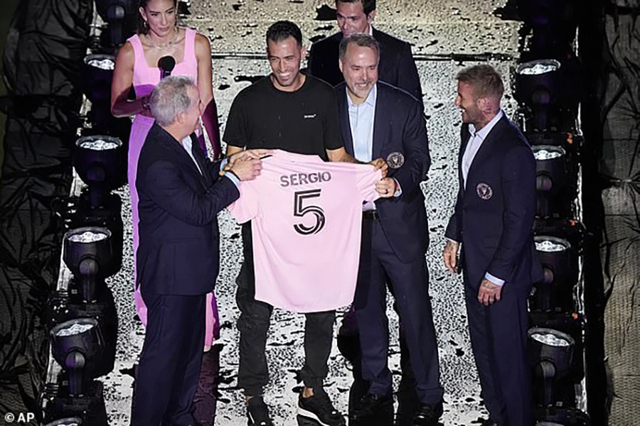 Inter Miami ra mắt Sergio Busquets với chiếc áo số 5. ẢNH: AP
