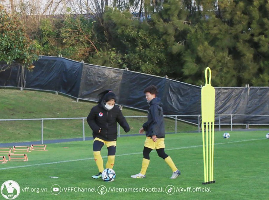 Thanh Nhã đeo khẩu trang tập luyện. ẢNH: VFF