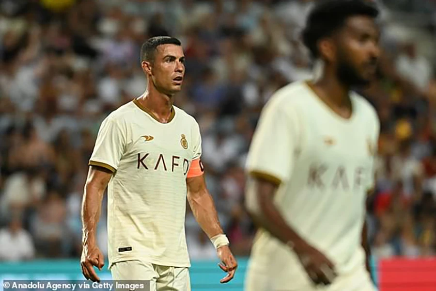 Ronaldo mang băng đội trưởng Al Nassr thi đấu 45 phút ở hiệp 1 và anh phải chứng kiến đội nhà thủng lưới 5 bàn bên ngoài đường biên. ẢNH: GETTY