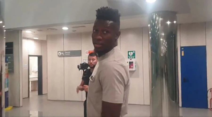 Onana đã bay sang Anh kiểm tra y tế và ký hợp đồng với MU. ẢNH: TWITTER