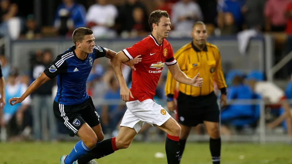 Evans ra sân thi đấu trong trận giao hữu MU thắng Lyon 1-0 vào đêm qua 19-7. ẢNH: GETTY