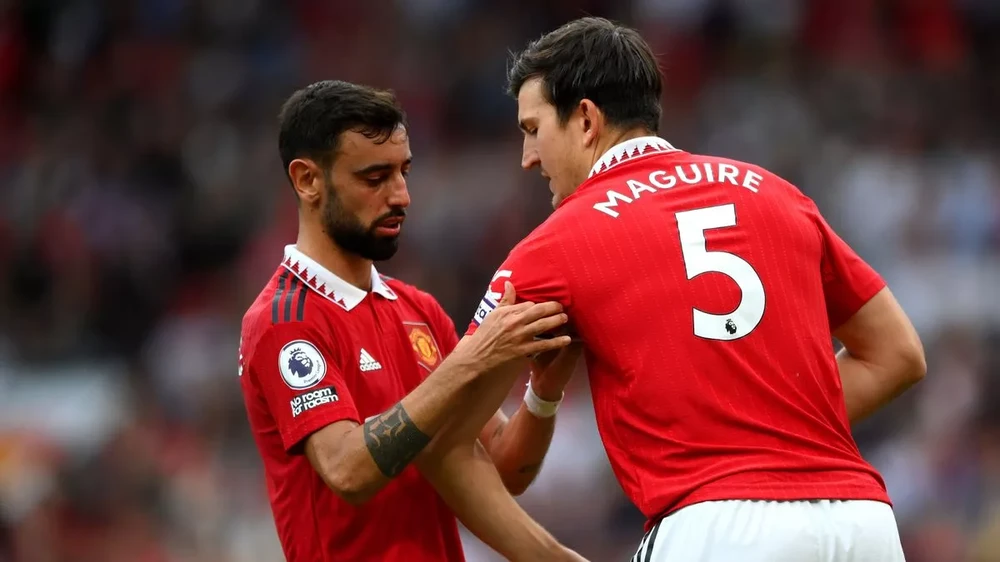 Bruno Fernandes lấy băng đội trưởng MU từ Harry Maguire. ẢNH: GETTY