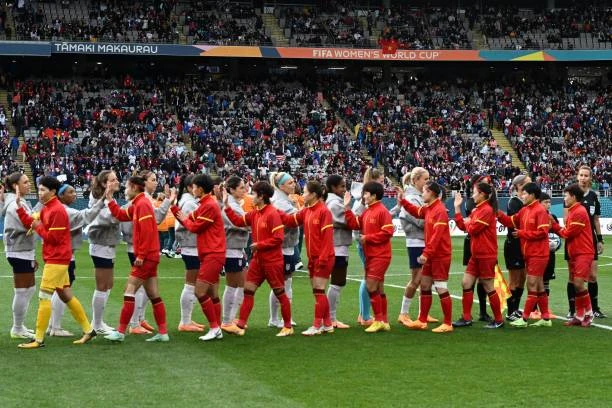 Hai đội làm thủ tục trước trận đấu. ẢNH: GETTY