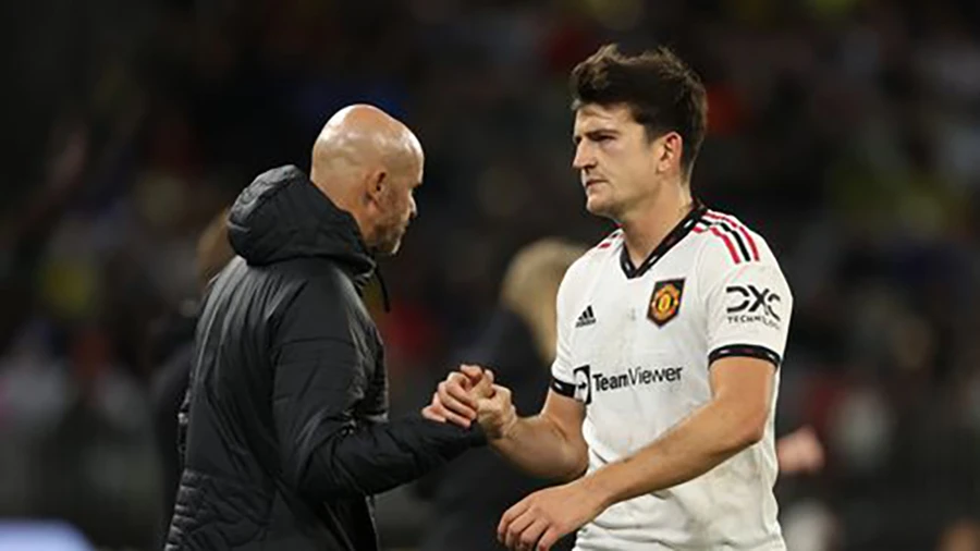 Harry Maguire thất vọng vì bị Ten Hag tước băng đội trưởng Man United. ẢNH: GETTY