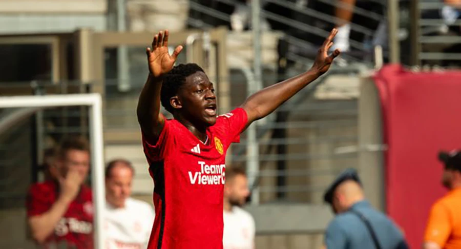 Người hâm mộ phấn khích trước khả năng chơi bóng chững chạc và điềm tĩnh của Kobbie Mainoo. ẢNH: GETTY