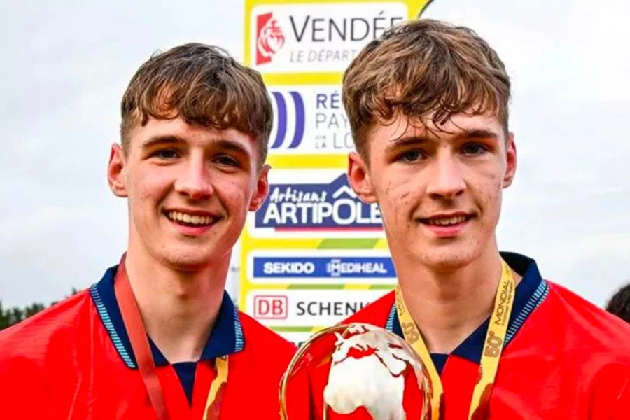 Anh em song sinh Jack và Tyler Fletcher sẽ rời Man City gia nhập MU. ẢNH: DAILY STAR