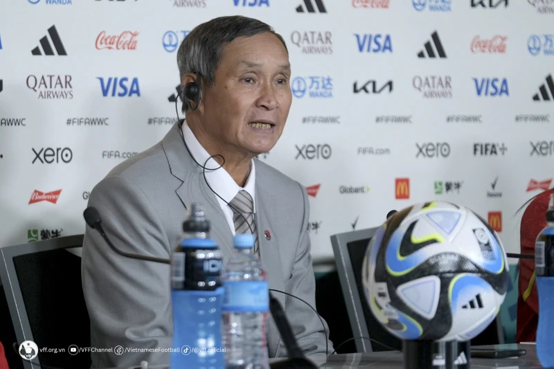 HLV Mai Đức Chung trong cuộc họp báo trước trận đấu. ẢNH: VFF