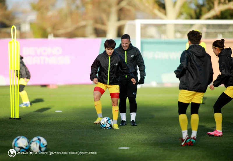 Các cầu thủ Việt Nam tập luyện trước trận đấu. ẢNH: VFF