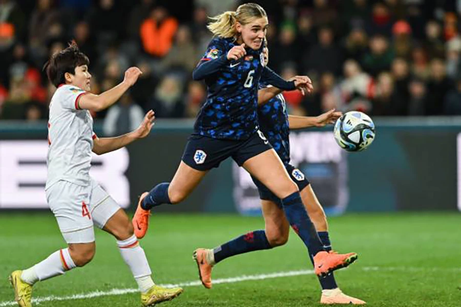 Jill Roord dứt điểm ghi bàn thứ bảy cho Hà Lan. ẢNH: GETTY