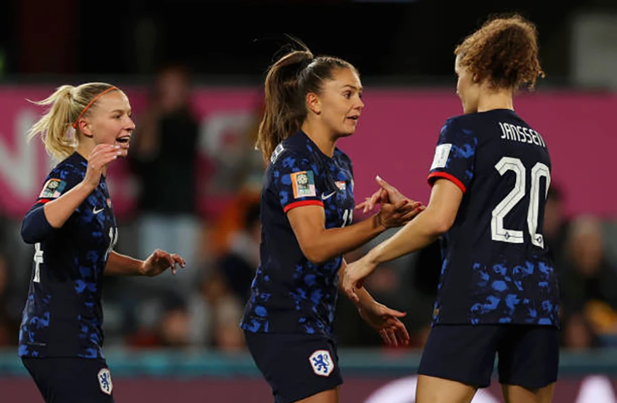 Kim Thanh phải vào lưới nhặt bóng khi trận đấu trôi qua chưa được 10 phút. ẢNH: GETTY