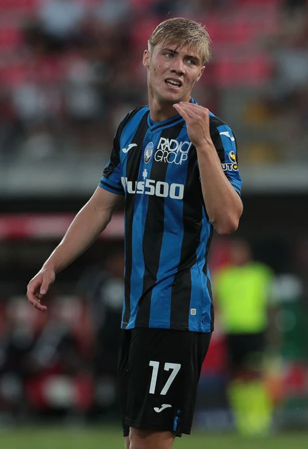 Rasmus Hojlund trên đường rời Atalanta gia nhập Man United. ẢNH: GETTY