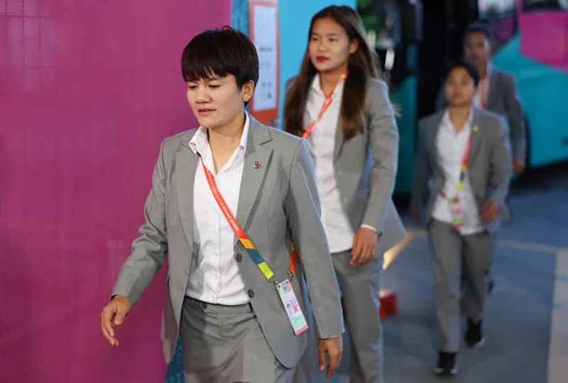 HLV Mai Đức Chung và các cầu thủ Việt Nam vào sân. ẢNH: GETTY