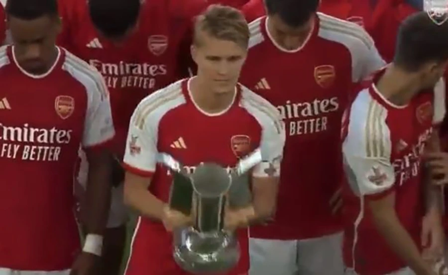 Martin Odegaard chuẩn bị nâng cúp Emirates. ẢNH: DAILY STAR