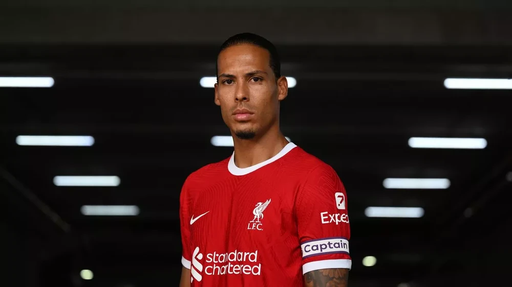 Van Dijk với chiếc băng đội trưởng Liverpool trong tay. ẢNH: GETTY