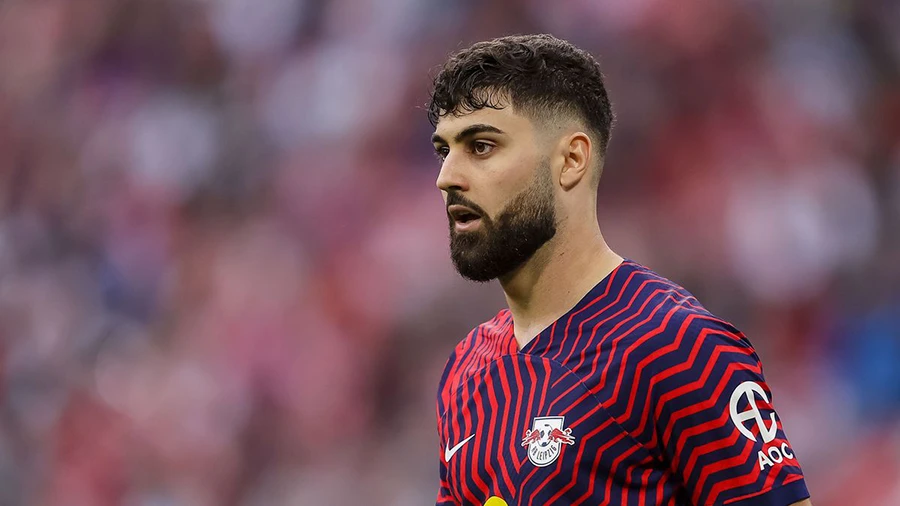 Josko Gvardiol trên đường gia nhập đội chủ sân Etihad. ẢNH: GETTY