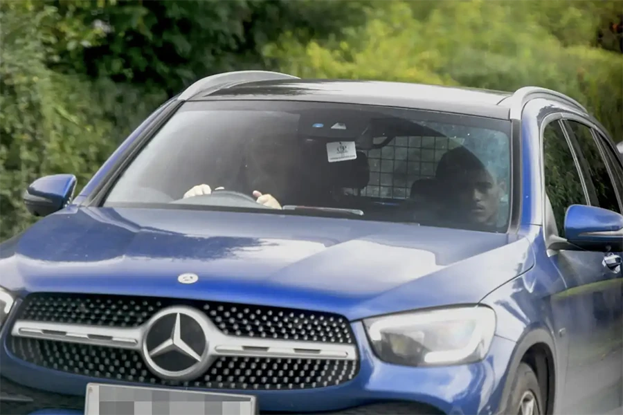 Cha của Greenwood lái xe đưa anh về nhà vào hôm qua (4-8). ẢNH: ANDY KELVIN