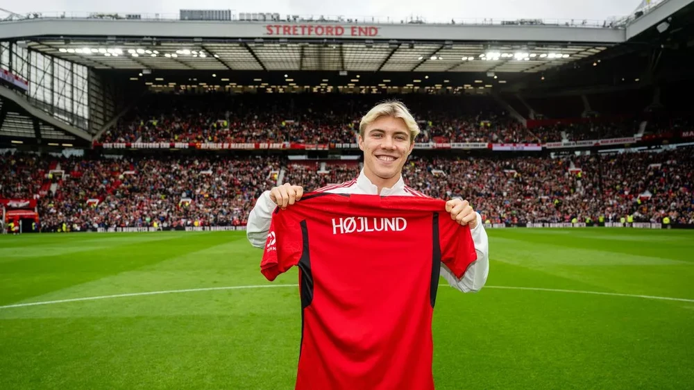 Rasmus Hojlund ra mắt các fan nhà trên sân Old Trafford. ẢNH: GETTY