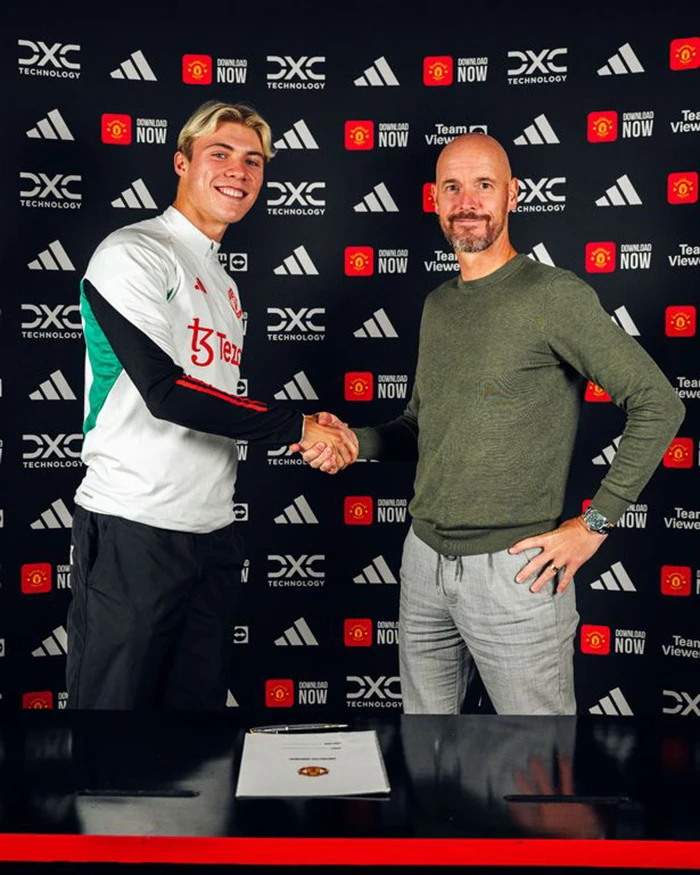 HLV Erik Ten Hag bắt tay với Rasmus Hojlund trong lễ ký hợp đồng. ẢNH: GETTY