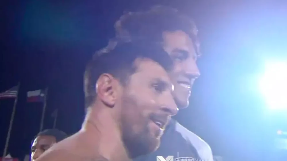 Đến cầu thủ của đội thua cuộc trước Inter Miami cũng muốn chụp ảnh chung cùng Messi. ẢNH: TWITTER