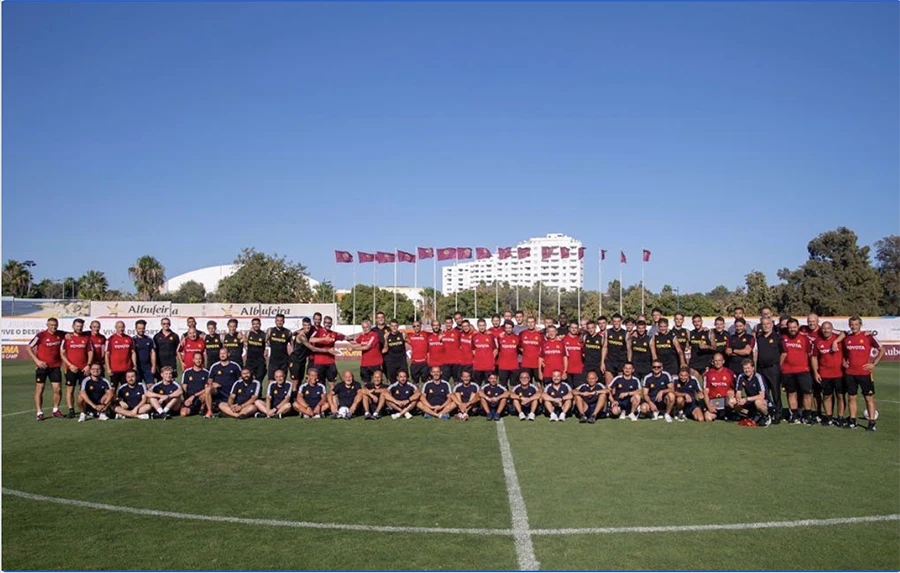 Jose Mourinho "ôm cầu thủ tưởng tượng" trong thông điệp khéo léo gửi lãnh đạo AS Roma. ẢNH: AS ROMA