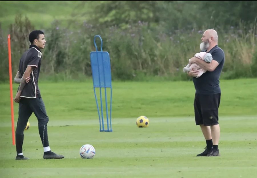 Ông Andrew ôm con gái của Greenwood. ẢNH: SUN SPORTS