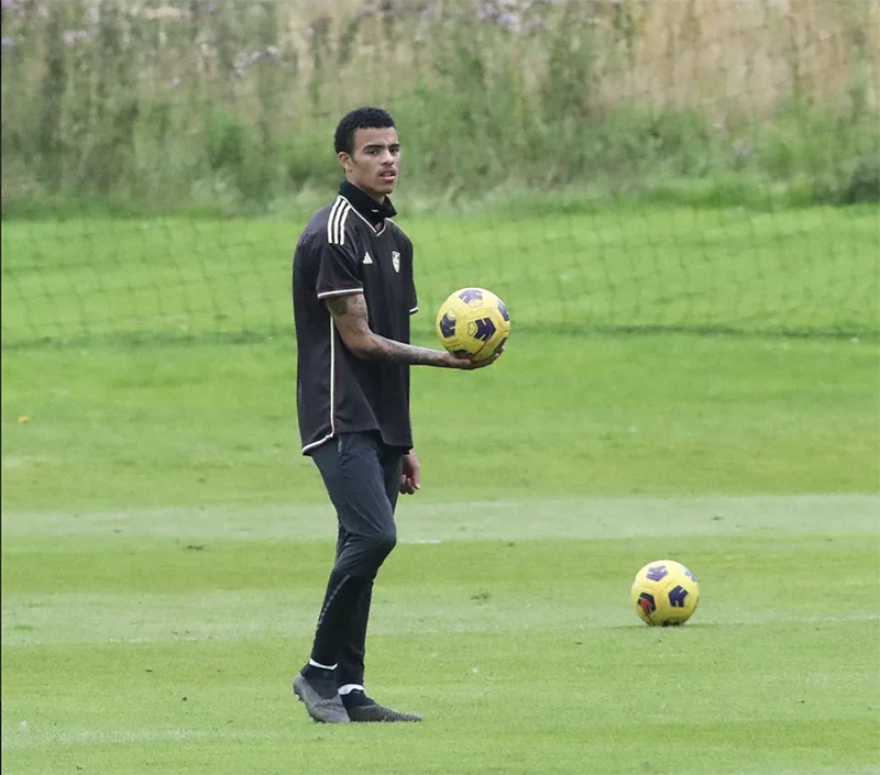 Greenwood nhận được sự ủng hộ của HLV Ten Hag và các cầu thủ MU. ẢNH: SUN SPORTS