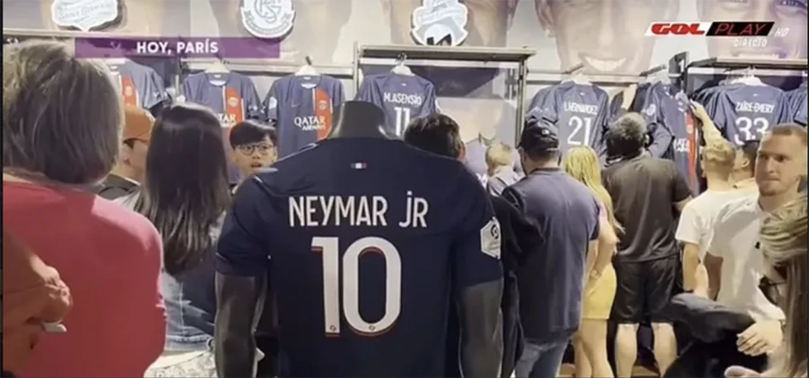Cửa hàng của PSG không còn bán áo đấu của Mbappe, nhưng áo của Neymar vẫn có mặt trên gian hàng. ẢNH: GOL PLAY