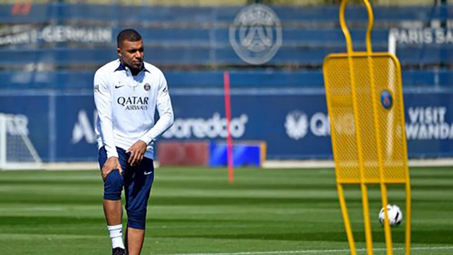 Mbappe đang tập luyện với nhóm cầu thủ chuẩn bị rời PSG và không còn nằm trong kế hoạch của đội bóng. ẢNH: GETTY