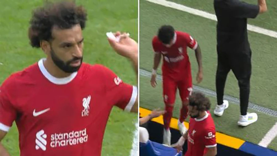 Phản ứng bất mãn của Salah trên đường rời sân ra nghỉ. ẢNH: MIRROR