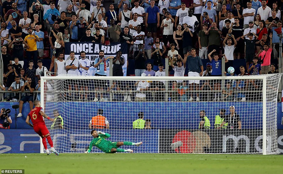 Sudelj là cầu thủ duy nhất của hai đội đá hỏng với cú sút dội xà ngang. ẢNH: REUTERS