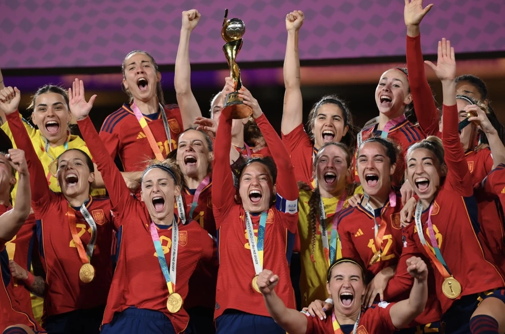 Nữ Tây Ban Nha ăn mừng và nâng cao chức vô địch World Cup. Ảnh: Getty