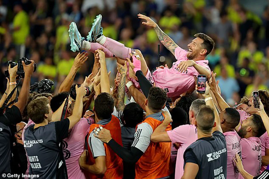 Lionel Messi được các đồng đội "công kênh" sau khi vô địch Leagues Cup cùng Inter Miami. ẢNH: GETTY Lionel Messi được các đồng đội "công kênh" sau khi vô địch Leagues Cup cùng Inter Miami. ẢNH: GETTY