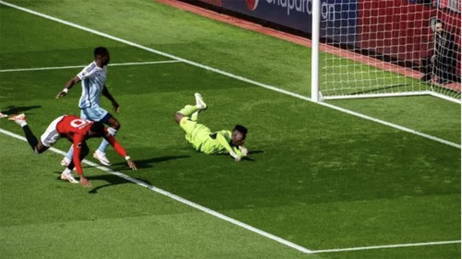 Rashford dễ dàng bị Awoniyi đẩy ngã. ẢNH: GETTY