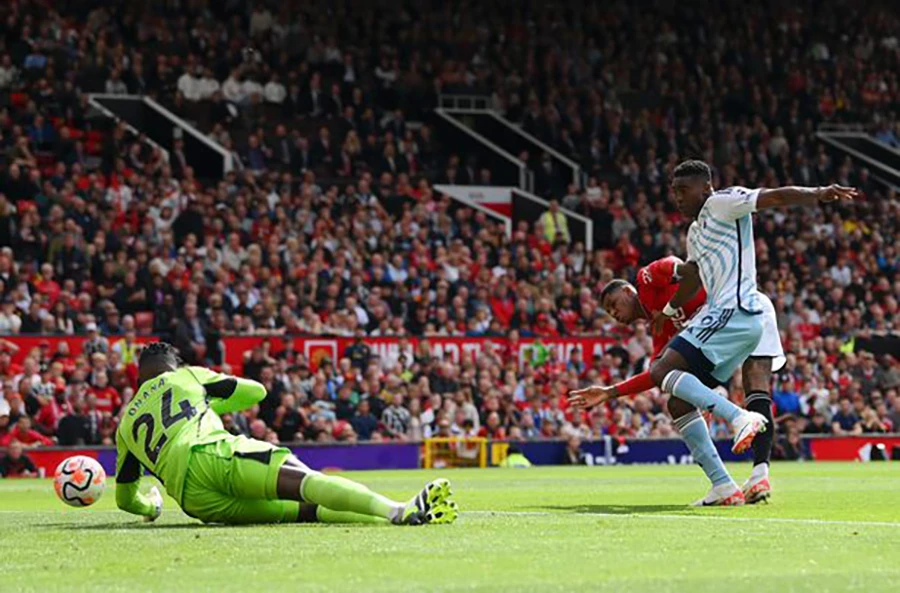 Onana phải 2 lần vào lưới nhặt bóng chỉ sau 4 phút bóng lăn. ẢNH: GETTY