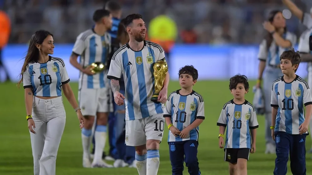 Lionel Messi và Antonela Roccuzzo cùng 3 cậu con trai trong lễ trao cúp vàng World Cup 2022, Thiago Messi ở bên phải khung ảnh. ẢNH: GETTY Lionel Messi và Antonela Roccuzzo cùng 3 cậu con trai trong lễ trao cúp vàng World Cup 2022, Thiago Messi ở bên phải khung ảnh. ẢNH: GETTY