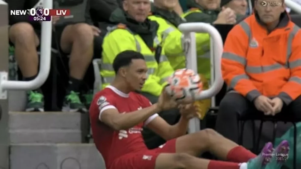 Trent Alexander-Arnold may mắn thoát khỏi cảnh nhận thẻ vàng thứ hai trong trận. ẢNH: VIAPLAY